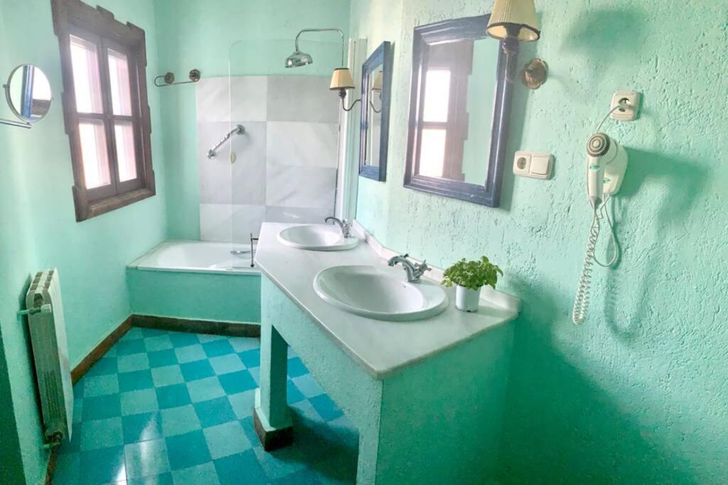 Un auténtico oasis rodeado de historia Ronda Esterno foto